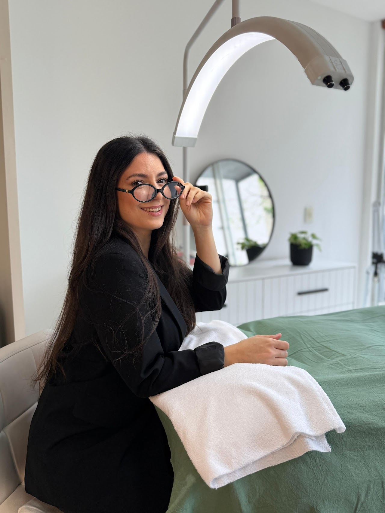 Cabina principal de LuMont Studio con camilla de estética y mantas de lino